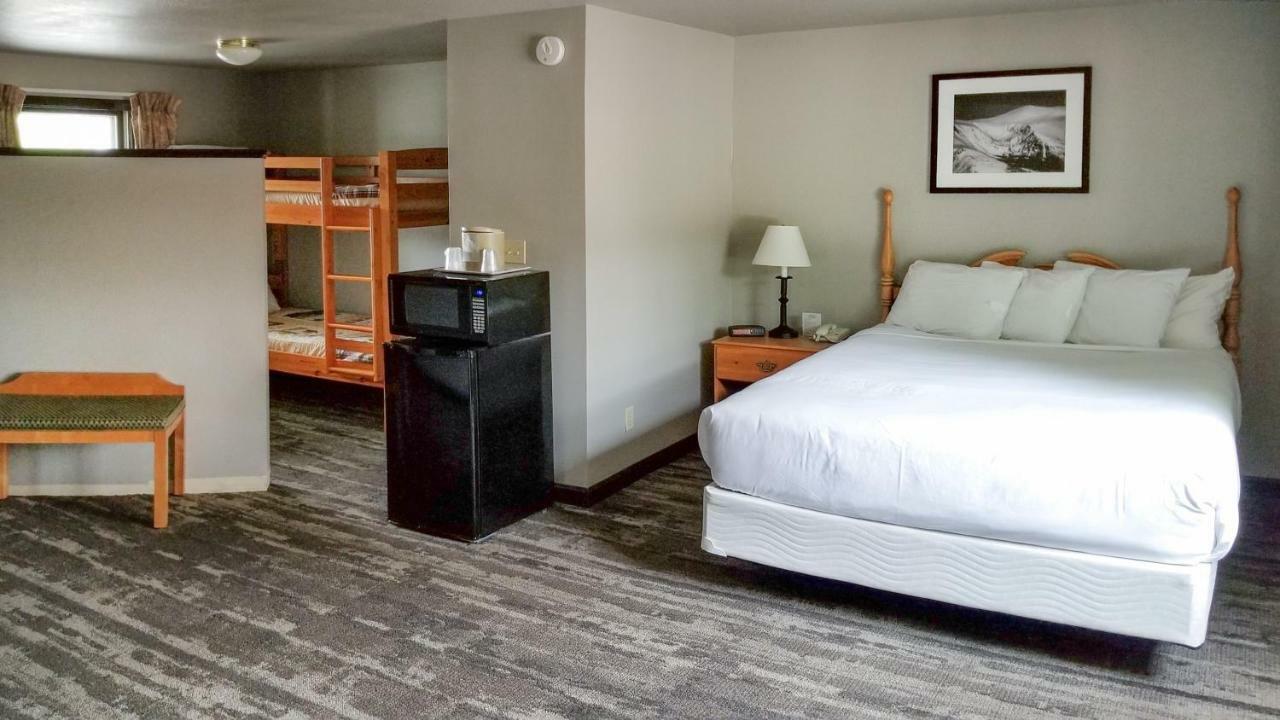Quadruple Room One Queen Bunkbeds Non Smoking or Exterior Corridor